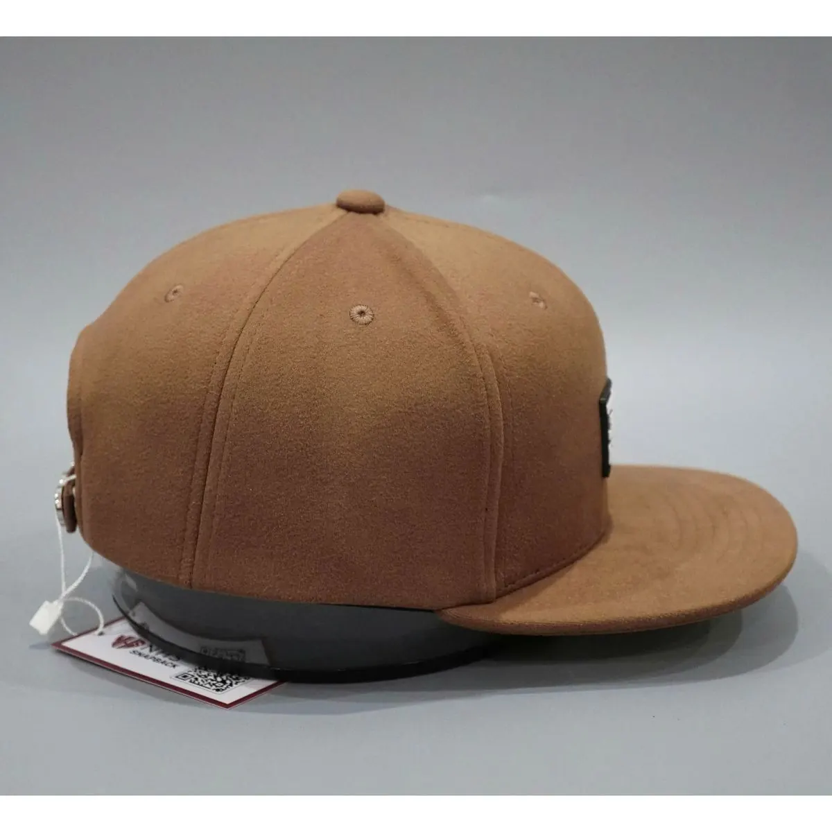 Mũ snapback da lộn Under full da lộn nâu bò nhìn nghiêng
