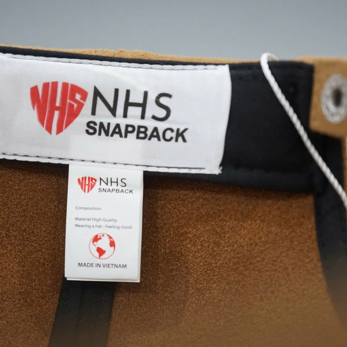 Nhãn NHS Snapback bên trong mũ da lộn