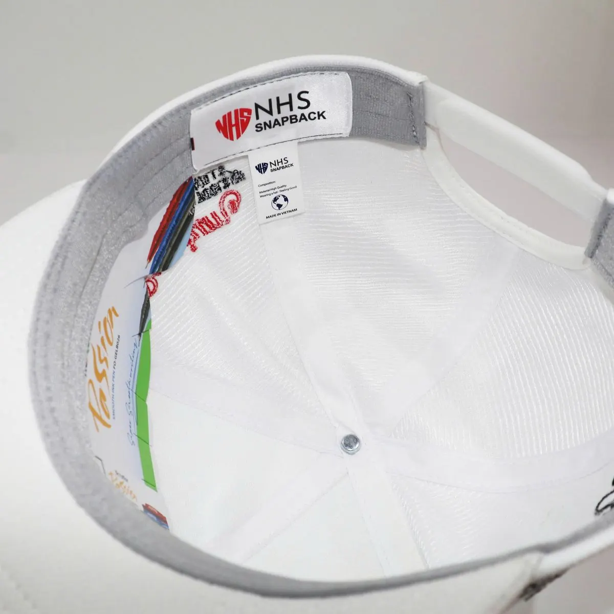 Lót trong mũ SW003 có nhãn NHS Snapback