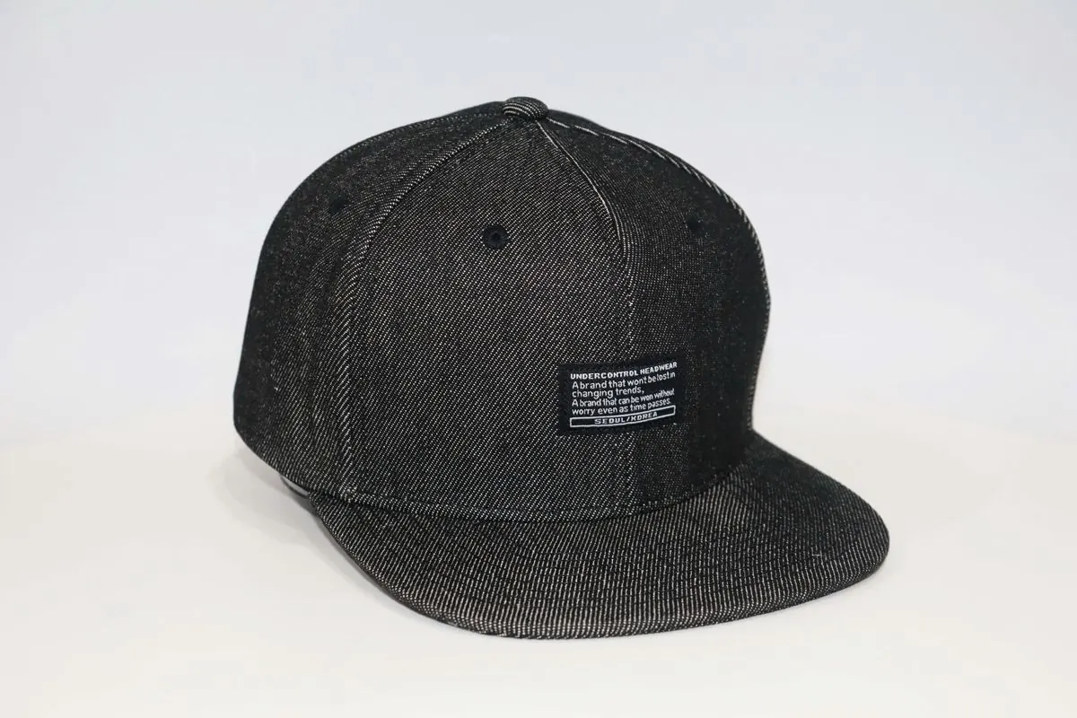 Mũ snapback jean Under Jean X3 xám đen nhìn chéo phía trước